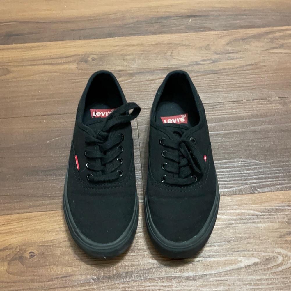 Levi’s black sneaker